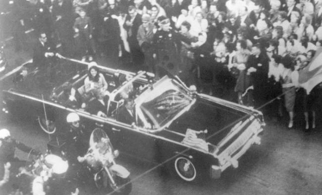 肯尼迪总统乘坐开篷车巡游时遇刺。