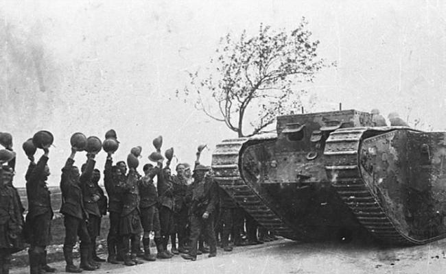 恩里克驾驶坦克不幸被敌方击中。