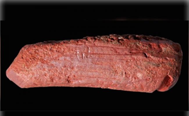 英国古代湖泊遗址发现1万年历史赭石颜色笔