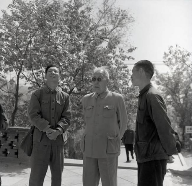 1978年杨钟健在周口店，左起：吴新智、杨钟健、刘振杨。