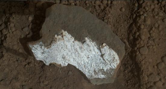 “好奇号”拍摄到火星岩石内部颜色