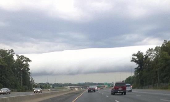 美国弗吉尼亚州上空出现罕见滚轴云