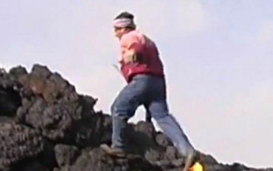 火山专家克莱迈提证实了在熔岩上行走是可能的，但强烈建议不要这么做。