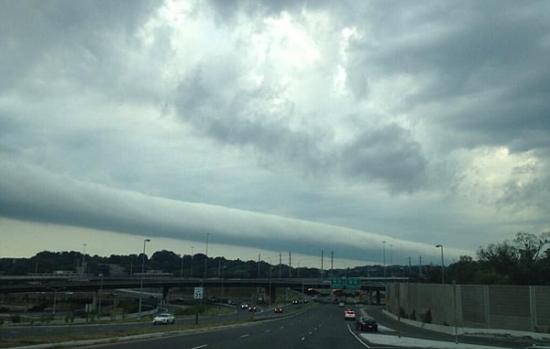 美国弗吉尼亚州上空出现罕见滚轴云