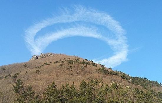 韩国雪屹山出现神秘圆形云