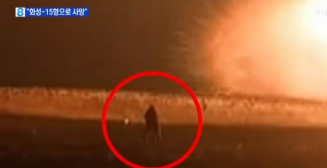 抢拍火星-15洲际弹道导弹发射画面 朝鲜摄影师瞬间被火焰吞噬