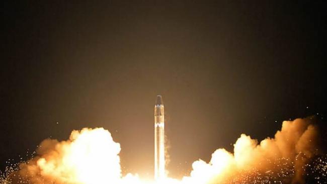 抢拍火星-15洲际弹道导弹发射画面 朝鲜摄影师瞬间被火焰吞噬