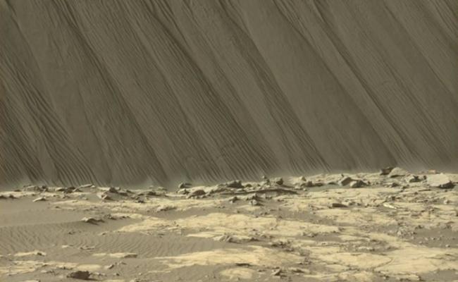 NASA发放最新一幅照片，近距离显示火星沙丘的情况。
