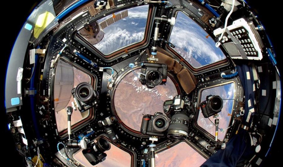 穹顶舱内通常备有8台照相机和各种镜头。有时候，宇航员为了争夺最佳拍摄地点展开竞争。空间站宇航员的大部分地球照片都是在穹顶舱拍摄的。