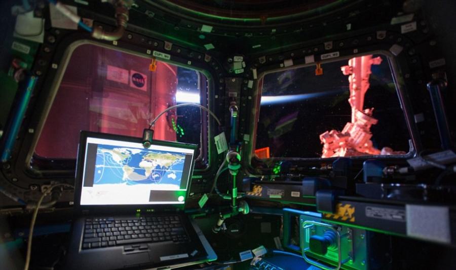 国际空间站穹顶舱内部景象，4日拍摄。第42远征队的宇航员可以透过穹顶舱的凸窗观赏地球的美景。除了充当一个观景台外，穹顶舱还是空间站上其中一个全自动工作站的所在地