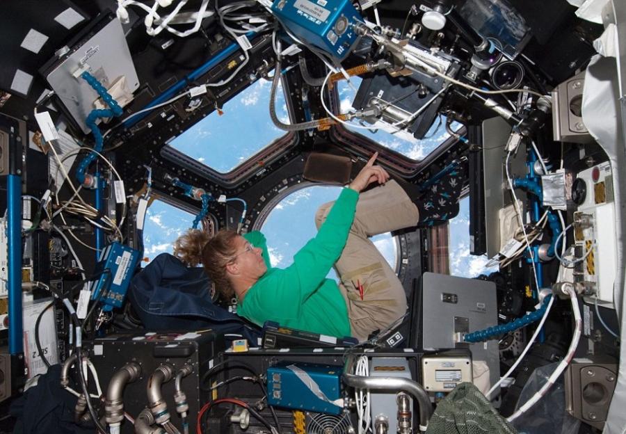 STS-135任务组的任务专家桑迪-马格努斯，正在空间站的穹顶舱内。马格努斯搭乘“亚特兰蒂斯”号航天飞机进入空间站。