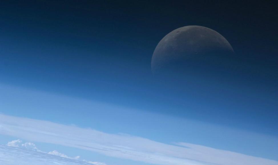美国NASA在其官方微博发布一组月球照片庆祝中国中秋节