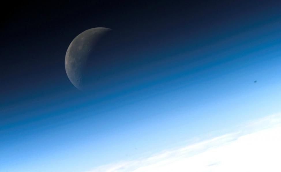 美国NASA在其官方微博发布一组月球照片庆祝中国中秋节