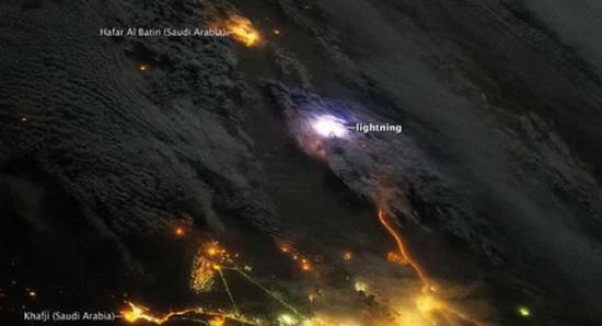 宇航员在国际空间站拍摄到科威特上空出现闪电