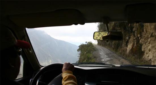 玻利维亚有条“死亡公路”永加斯路（Yungas Road）