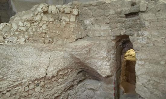 达克声称，于拿撒勒发现符合古文描述的故居。
