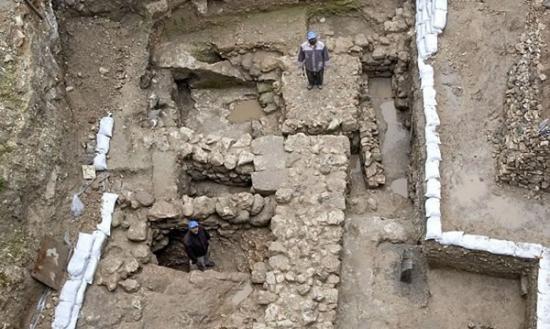 达克领导考古人员，自2006年起于遗址挖掘。