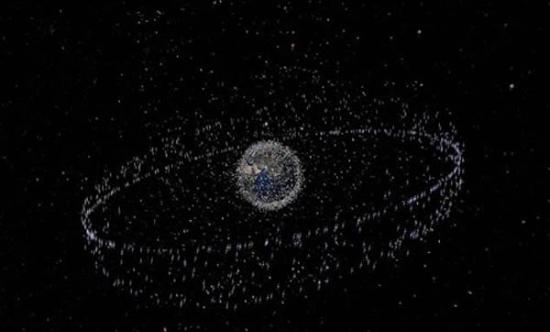 大约有70%的太空垃圾在低地球轨道，向外延伸至1250英里的距离。