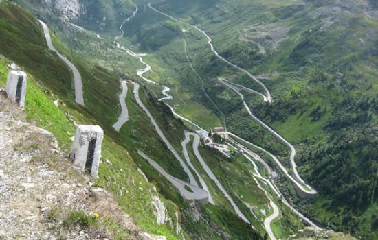 玻利维亚有条“死亡公路”永加斯路（Yungas Road）