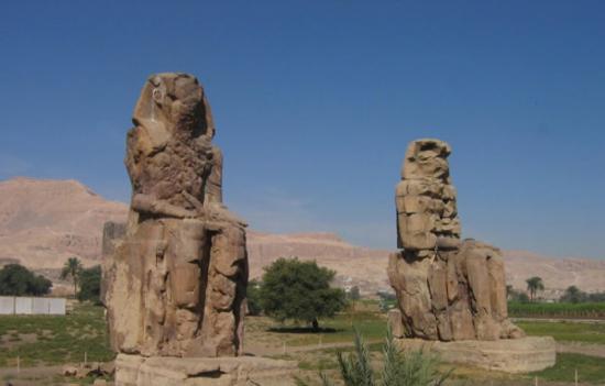 埃及著名的旅游景点――门农石像。