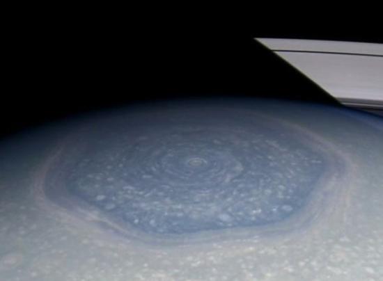 土星六边形风暴位于极区附近，科学家认为六边形的形成与土星自转速率存在关系