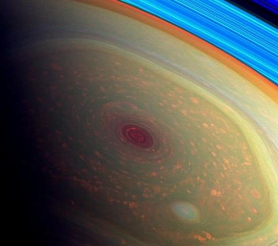图中可以清楚看到土星六边形风暴的中心结构
