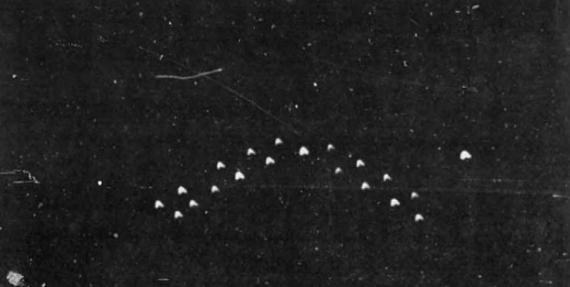 图中显示的就是1951年的卢博克市灯事件，天空中出现神秘的灯光，并呈现规则的飞行队伍。