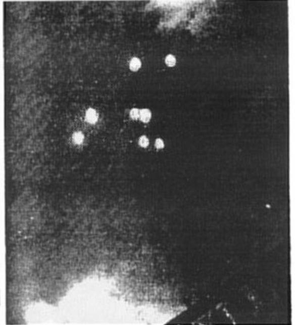 图中显示的为1947年6月24日在雷尼尔山出现的不明飞行物，目击者为肯尼斯•阿诺德，这份调查报告引起了美国政府的兴趣。类似的现象还发生在俄克拉荷马州