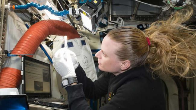 美国航太总署（NASA）的太空人凯特．鲁宾斯（Kate Rubins）正在国际太空站上进行生物分子定序（Biomolecule Sequencer）实验。将来的
