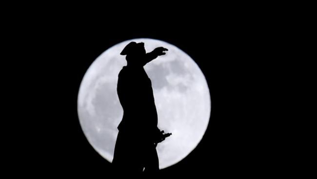 美国华盛顿雕像在月色映照下，更显特别。