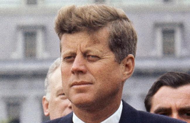 美国前总统肯尼迪遇刺丧生。