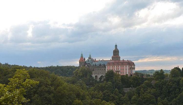 当地传言“黄金列车”消失在卡亚兹城堡附近，该城堡曾被作为纳粹在该地区的总部。