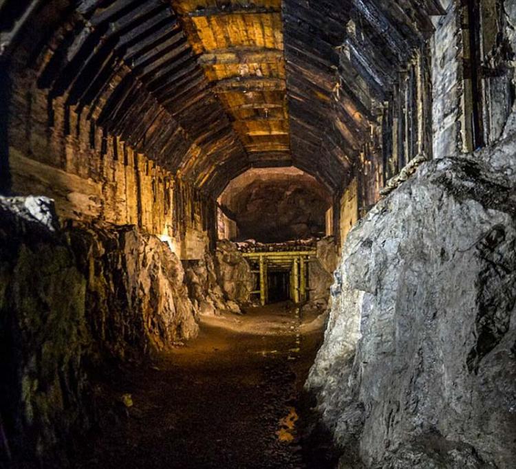 据传言称这辆黄金列车被藏在纳粹在山里建造的隧道中，像是图中这样隧道。