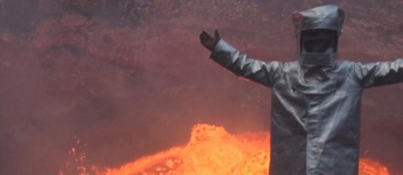 加拿大探险家冒死深入瓦努阿图安布里姆岛的马鲁姆火山口玩自拍