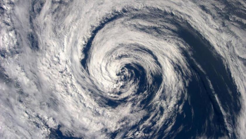 宇航员在国际空间站上拍摄的“云涡”