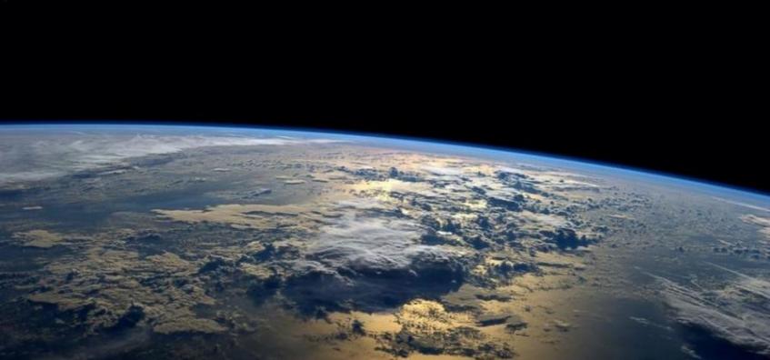 国际空间站宇航员工作之余拍摄美丽地球