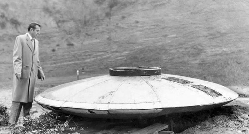 1957年有人在好莱坞附近的山上发现了一个碟状飞行物残骸，航空作家发现里面缺乏引擎和操控系统“After a careful inspection, Times