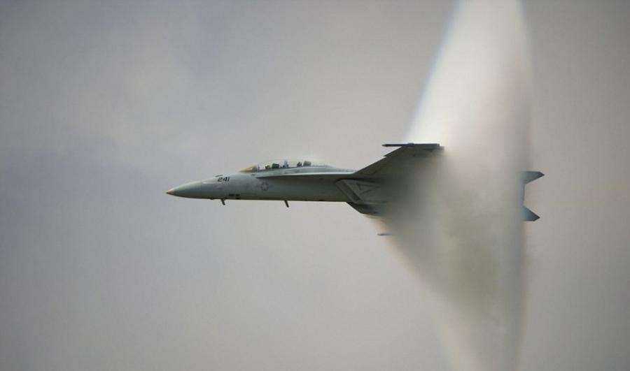 这架F/A-18F超级大黄蜂以约1225公里的时速飞行，身后产生了一大片蒸汽锥。此时飞机已经十分接近音障（sound barrier）。音爆（sonic boo