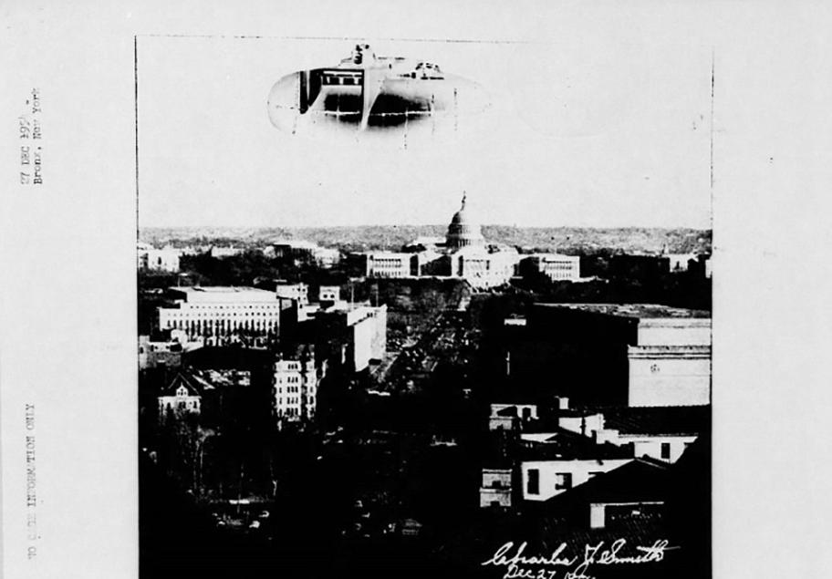 图中显示的似乎是一个会飞的潜艇，图片拍摄于1954年12月27日，位于纽约，但这有可能是一种垂直起降飞行器验证机。许多不明飞行物的目击事件位于偏远的地区，比如目