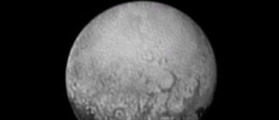 新视野号探测器最新发回的冥王星图像，可以看到4个“点状”结构，它们的大小相似，并且间隔也相近