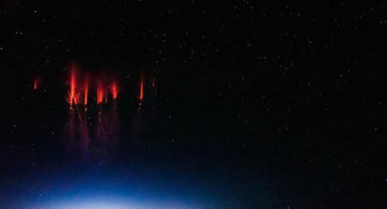 红色精灵闪电被认为是难以捉摸的，红色精灵闪电出现的雷暴云顶部，似乎是向上方放电，这意味着红色精灵与传统的闪电不同，本张照片拍摄于8月12日。