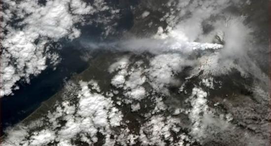 加拿大宇航员克里斯・哈德菲尔德拍摄到壮观的地球照片，他在国际空间站上执行的任务期内拍摄到大量的地球美景，这张图片显示的是埃特纳火山喷出的火山灰扩散到大气中，并开