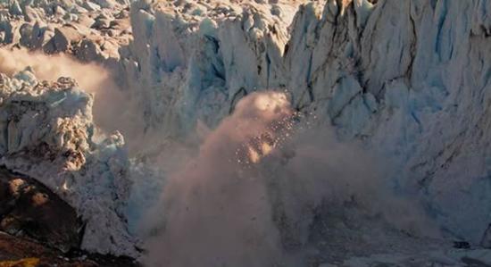 业余摄影师格罗索在阿根廷巴塔哥尼亚地区拍摄到佩里托莫雷诺冰川发生破裂并跌落的情景，导致水下出现了溅出了巨大的水花，这个画面相当难得，只有20至30名游客目击了冰