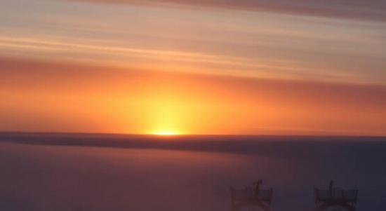 太阳照耀下的南极地平线，本张照片拍摄于康科迪亚站，这是法国和意大利联合建造的考察站，位于南极冰盖中心，一旦太阳落下地平线，那么它们将有4个月的时间看不到太阳，此