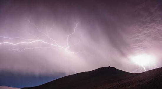 欧洲南方天文台帕拉那站附近出现的雷暴雨肆虐事件，本张照片拍摄于6月7日，事实上帕拉那站附近是地球上最为干燥的地方，很难看到如此壮观的雷暴天体，全年平均有330天