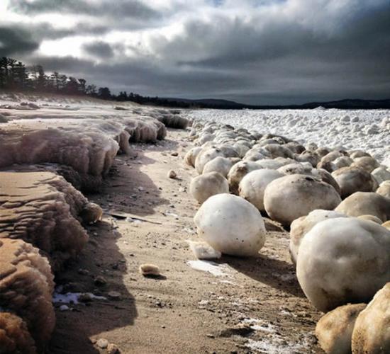 篮球大小的巨大冰球位于密歇根湖岸边，本图拍摄于2月21日，冰球重达50磅左右，大约为22千克，冰球形成于风和沿岸波浪的相互作用，湖水冻结的小块浮冰通过一层又一层