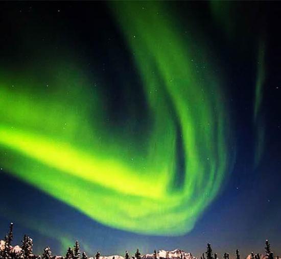 1月26日至27日，阿拉斯加地区拍摄到的壮观极光之舞，来自太阳的带电粒子撞击地球高层大气，产生了极为绚丽的极光现象，对于前来观看极光的人们而言，极光从来没有让他
