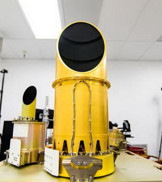 这是美国亚历桑那州大学建造的OCAMS相机系统，它将成为探测器勘测贝努小行星的“眼睛”