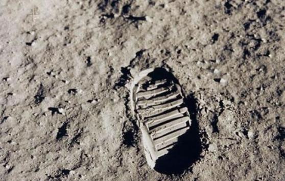 脚印照片可见月球上的尘土像是爽身粉