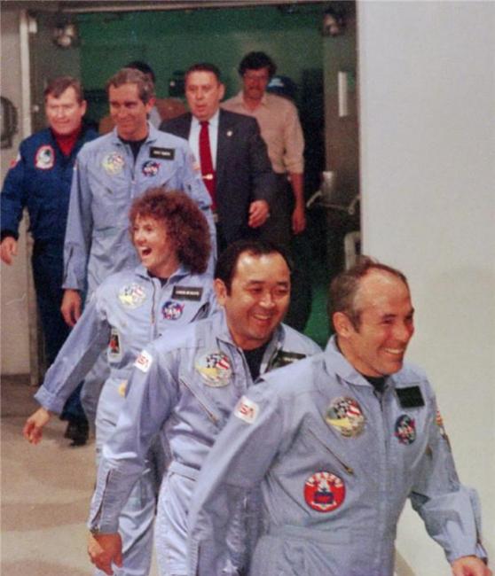 1986年1月27日发射前一天，7名“挑战者号”宇航员集体出现。